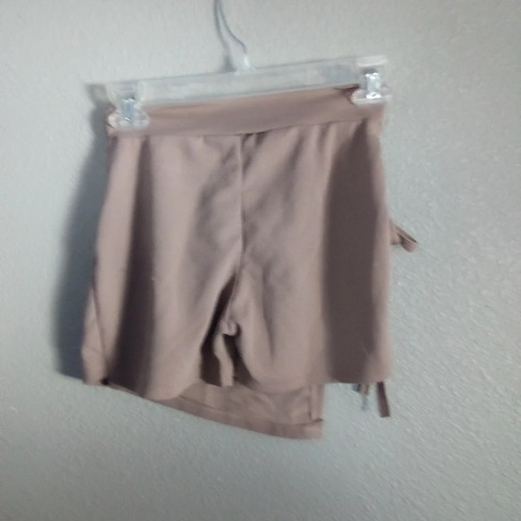 Beautiful short one size ( box BF ) - Picture 2 of 2